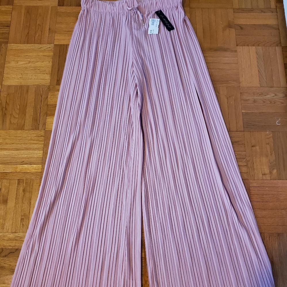 NWT C-MODE wide leg nylon/spandex pleated pant. One Size. Blush Pink.